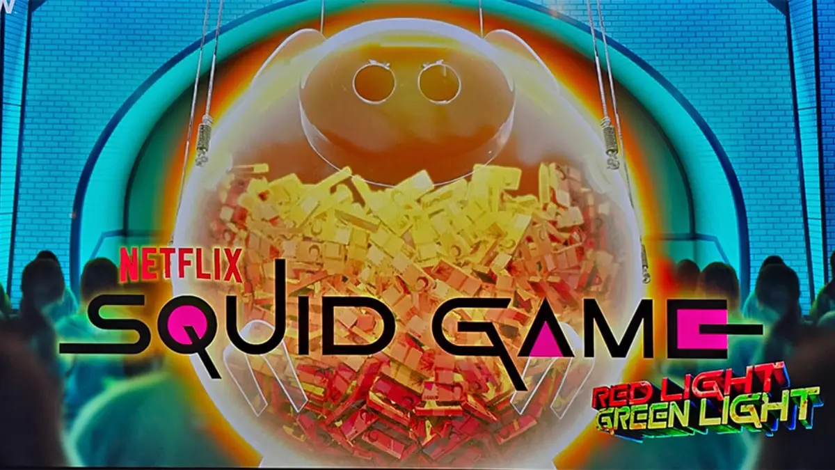 Tampilan visual slot Squid Game: Red Light, Green Light dengan elemen ikonik drama